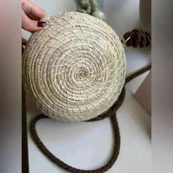 NWOT Round straw bag, Natural fibre, brown rope zippered handbag - Picture 5 of 6